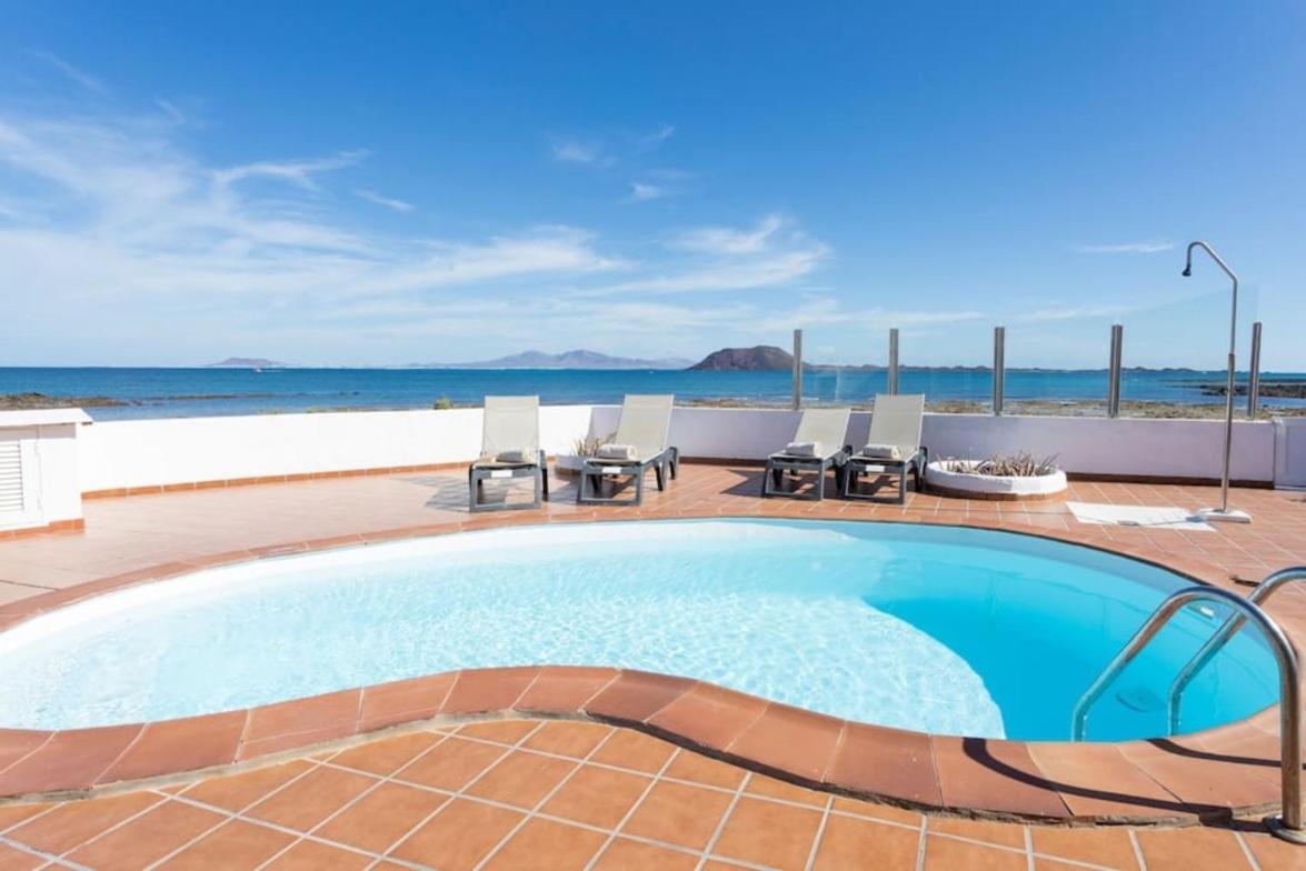 Villa Beachfront Remos: Lobos Island View & Private Pool